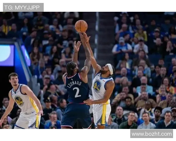 勇士与快船激战正酣球迷热议比赛精彩瞬间与球员表现